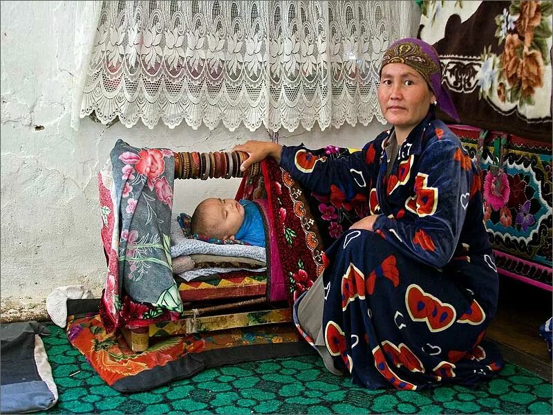 В узбекистане спят на полу?. Таджики в квартире. Таджики в поезде. Тсссс узбеки спят. Гастарбайтеры из средней азии.