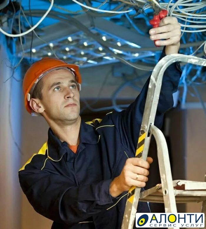 Работа установи. За компьютером. Человек настраивает компьютер. Сотрудник банка и клиент. Сотрудник и клиент.