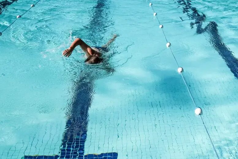 Go pool. Развлечения в бассейне. плавательный бассейн пенится вода. go to the swimming pool. свимминг пул.