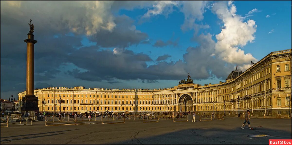 Росси ансамбль дворцовой площади. Ансамбль дворцовой площади со зданием главного. Ансамбль дворцовой площади со зданием главного штаба. Арка главного штаба в санкт-петербурге. Ансамбль дворцовой площади.