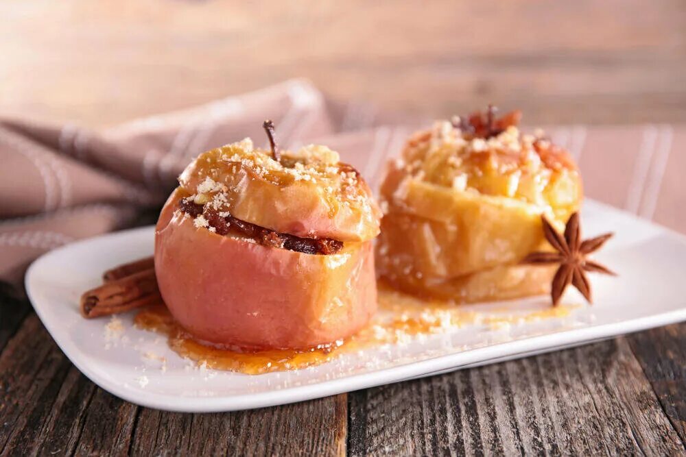 Печеные яблоки в духовке польза для организма. Яблоки с творогом в духовке. Печеные яблоки с творогом. Яблоки запеченные с творогом. Фаршированные яблоки в духовке.