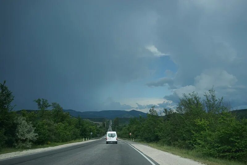 Трасса Симферополь-Белогорск. Скучаю по Крыму. Знаки на трассе Симферополь Ялта. Дорога в движении фото Крым.