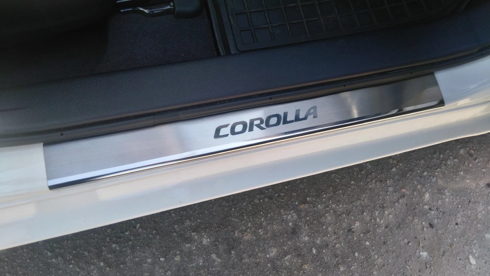 Пороги corolla. Накладки на пороги Тойота Королла 150. Toyota Corolla 2006 защитные накладки порогов. Тойота Королла 120 пороги в черные\. Накладки на пороги Тойота Королла е150.
