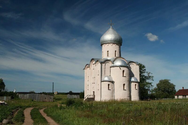 Новгородские храмы 12 века. Новгородские храмы 12 века. Перынский скит великий новгород. Деревня спас нередицы великий новгород. Церковь параскевы пятницы в новгороде 13 век.