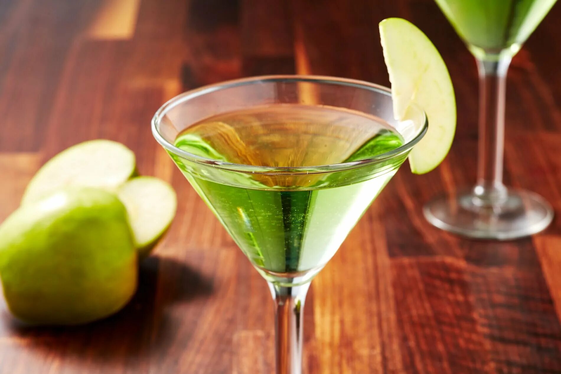 Коктейли с розовым вермутом. Appletini коктейль. Яблочный мартини. Яблочный мартини с вермутом. Коктейль с вермутом.