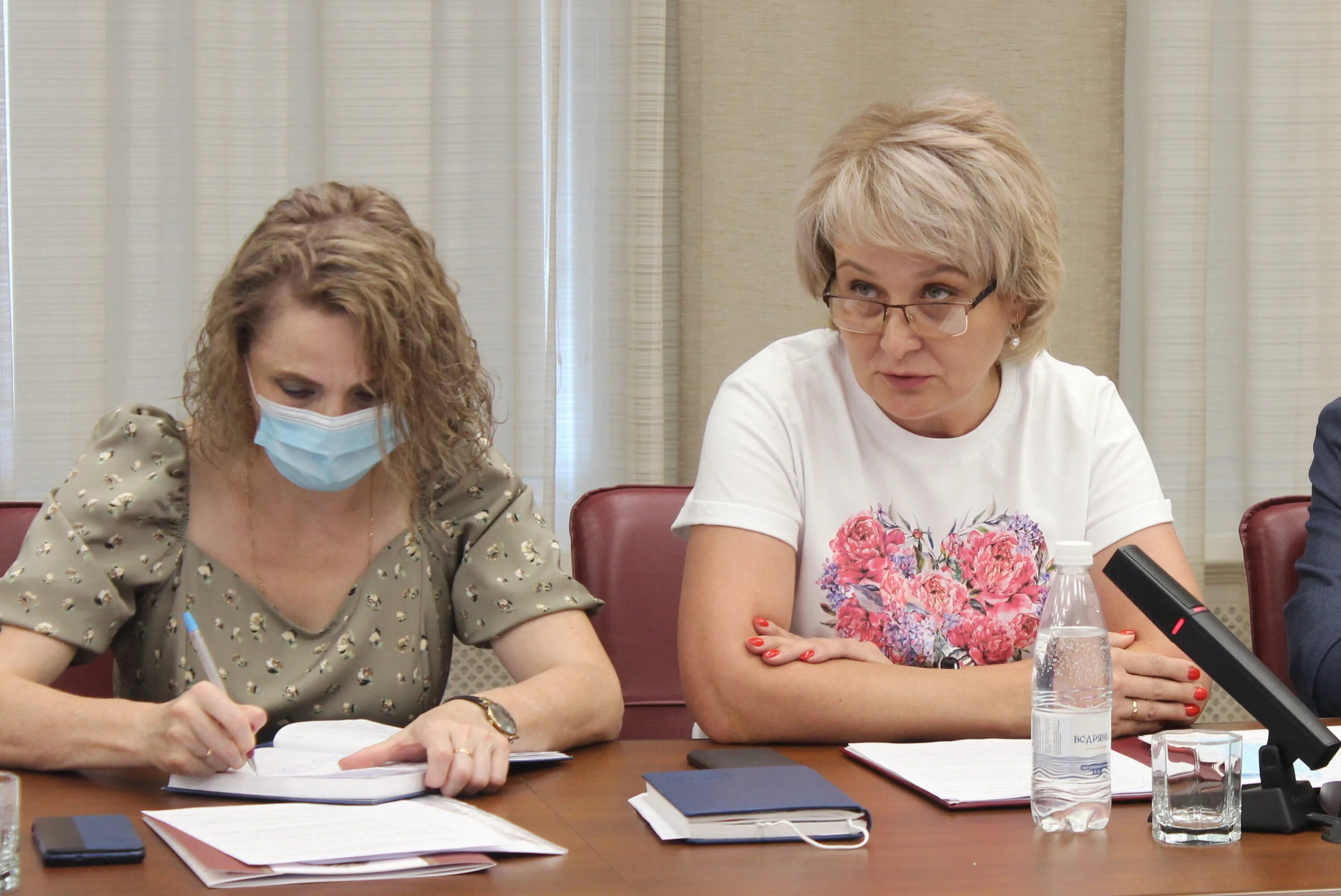 избирательная комиссия ульяновск лого. уик ульяновск. фотографии территориальной избирательной комиссии. юрист по делам несовершеннолетних. помещение для выборов.