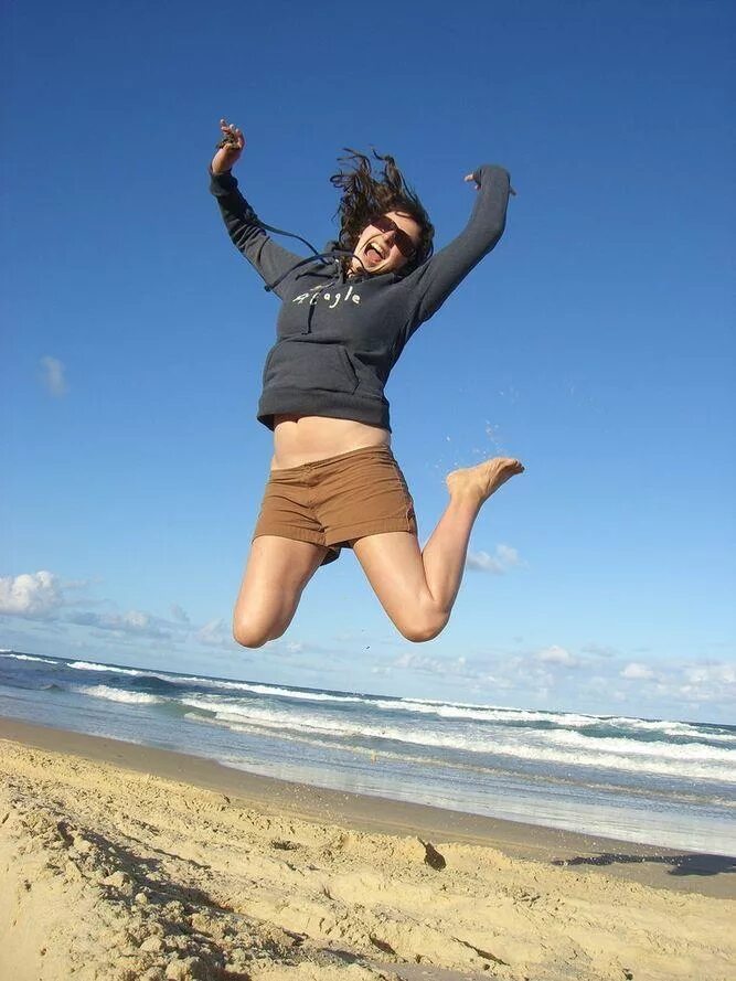 Девушка прыгает. Радостная девушка. Счастливая девушка.