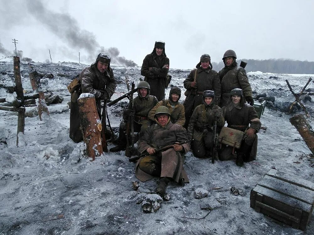 Поймали в окопе. Занять оборону. Донбасс зима. Снег в окопе на Донбассе.