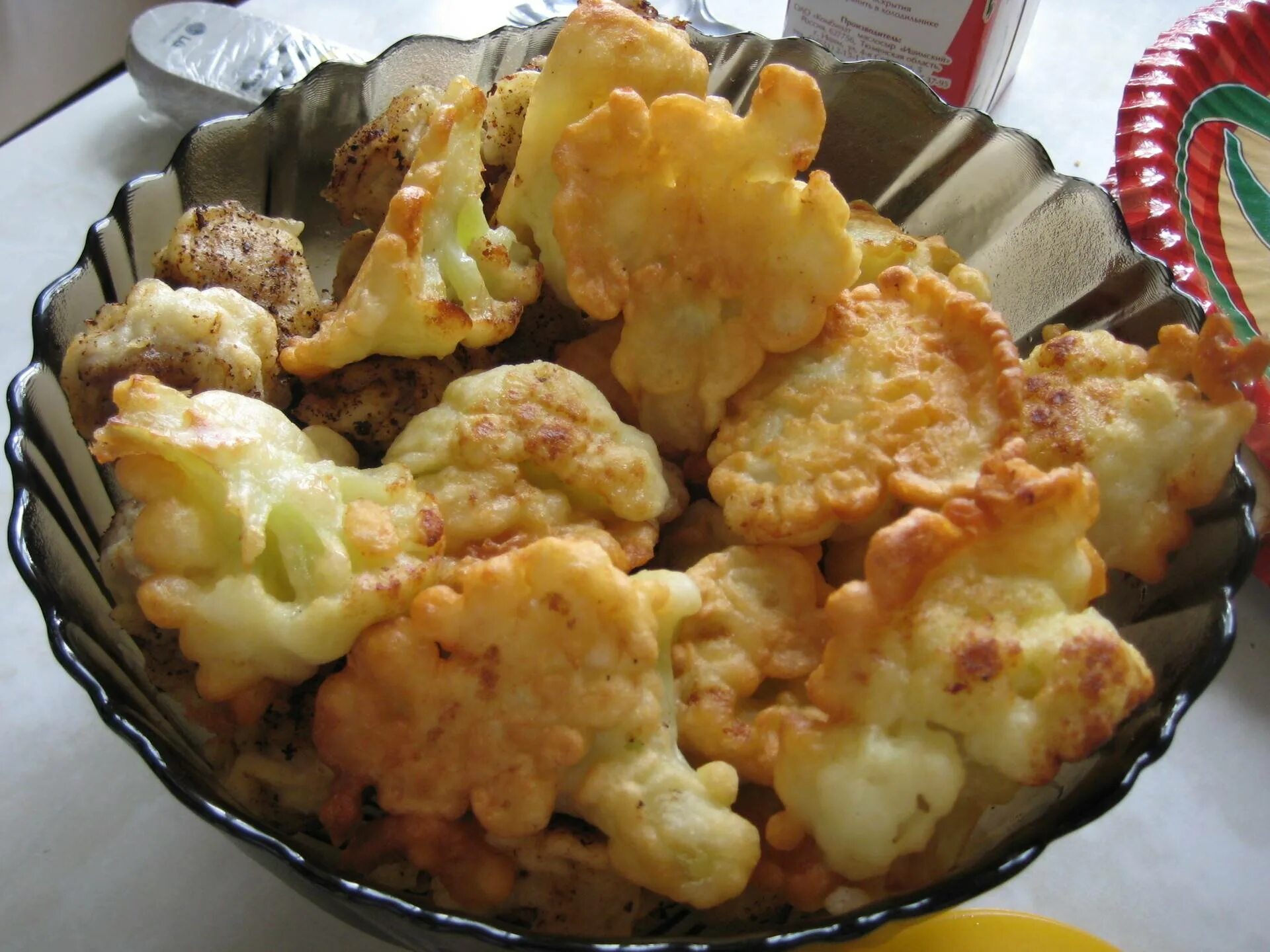 Готовим цветную капусту вкусно на сковороде. Цветная капуста в кляре на сковороде. жареная цветная капуста на сковороде. цветная капуста обжаренная на сковороде. кляр для цветной капусты с яйцом.