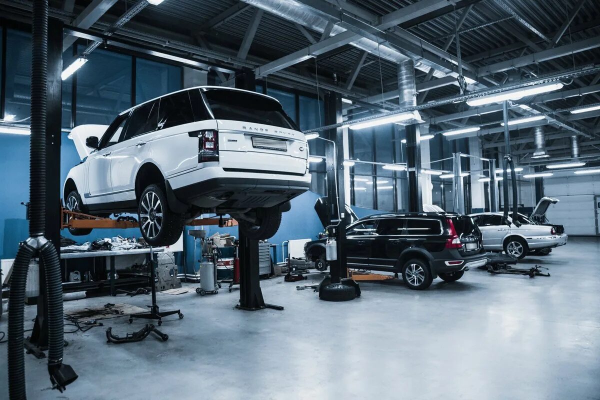 Подъемник для авто. Сервисное обслуживание автомобилей. Машина в автосервисе. Станция технического обслуживания автомобилей. Диагностика ленд ровер.