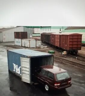 Две машины перевезли в 490 ящиках