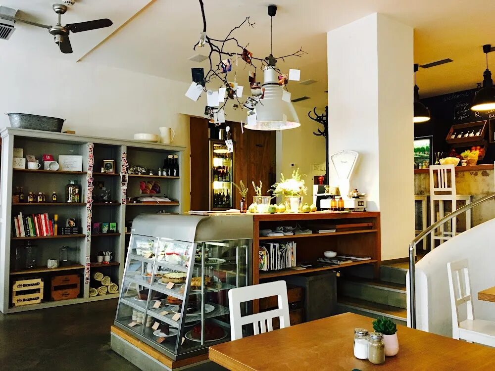 Бистро чехов. Бистро чехов. Восточный экспресс саратов меню. Уличное кафе в праге. Ресторан место.