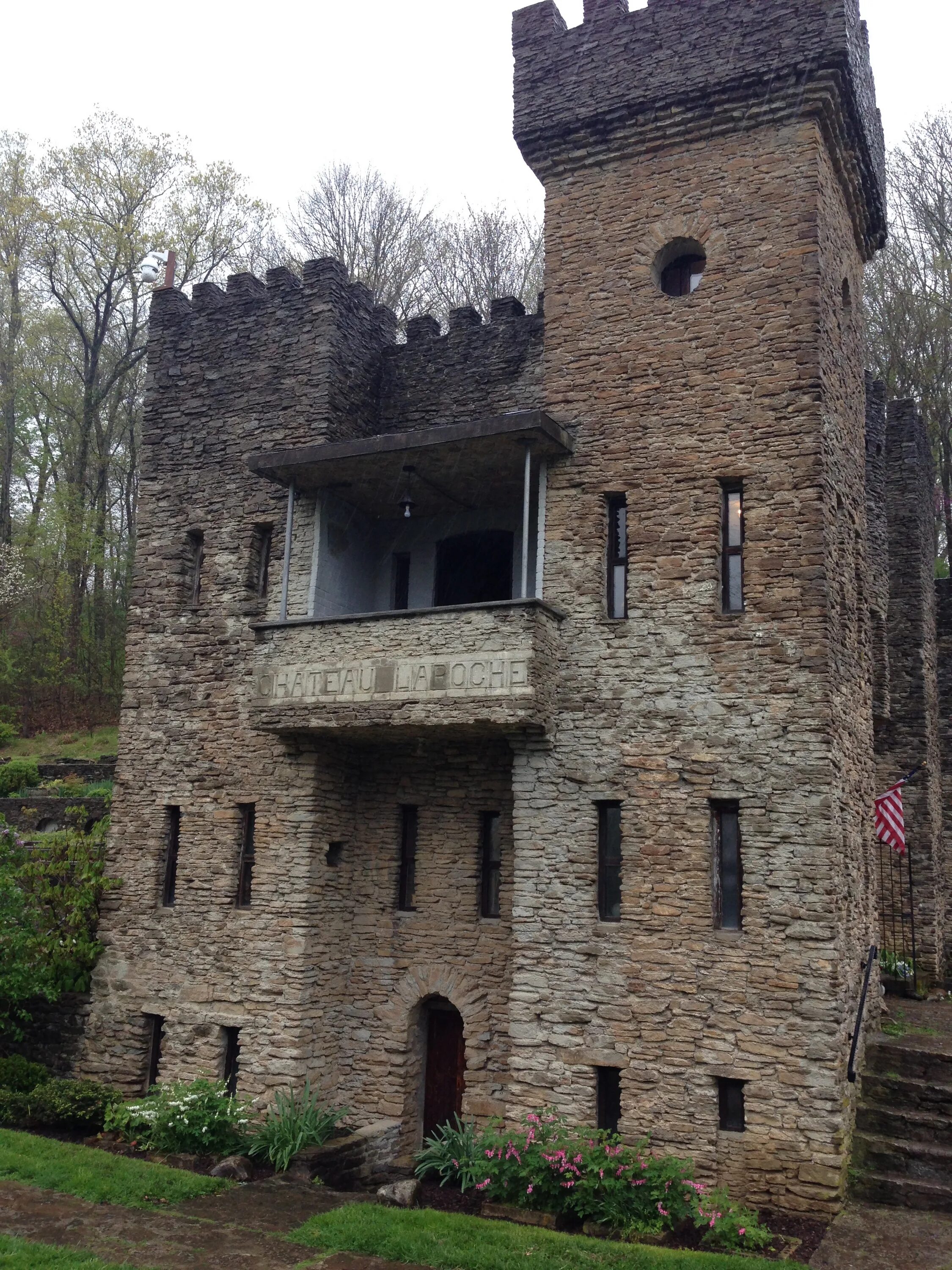 Дома замки построить. Касл Хаус замок. Средневековый заброшенный замок Потсдам. Замок Марфино башня. Маленький замок.