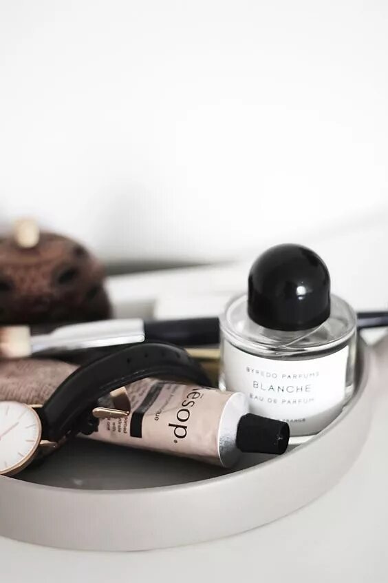 Анти аге косметика. Испанская косметика крем для лица anti-age. Косметика минимализм. Косметика анти эйдж. Dmae complex.