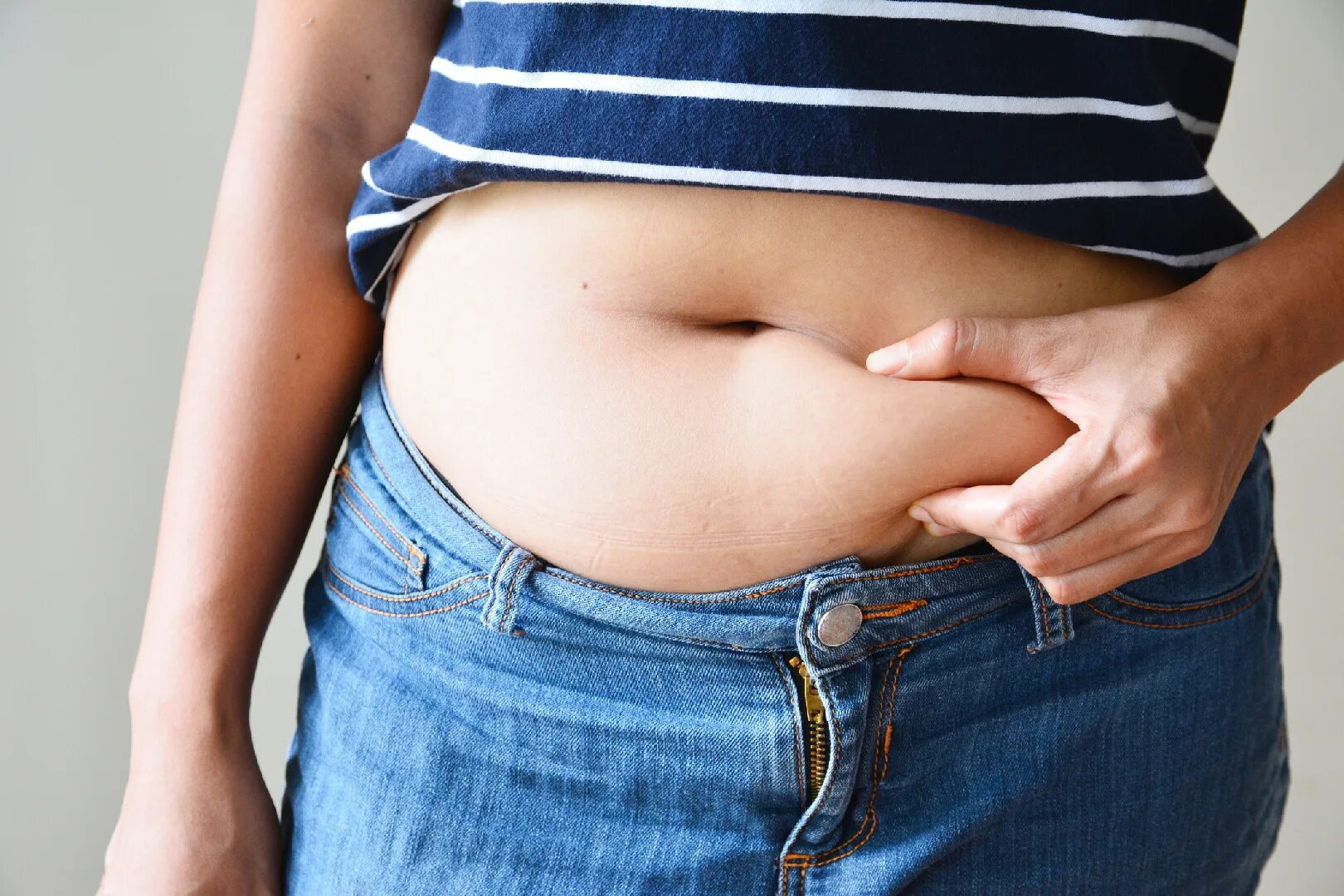 Belly bloat девочка. Девушка stomach. Круглый животик. Big food belly. Abbyy allison белли стаффинг.