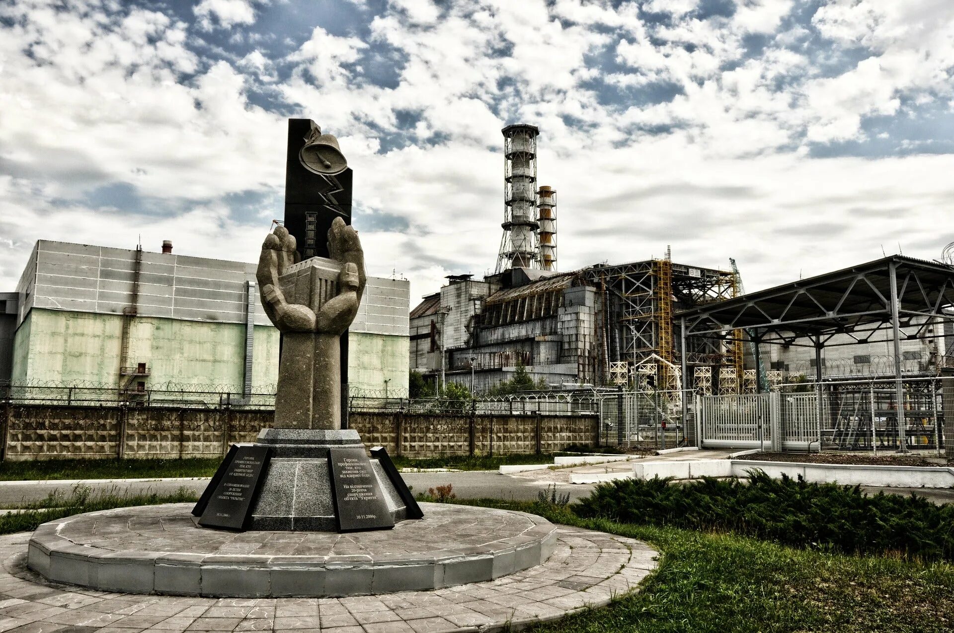 Chernobyl disaster. Припять Чернобыль ЧАЭС зона отчуждения. Чернобыль зона отчуждения АЭС. Припять ЧАЭС 1986. Чернобыль зона АЭС.