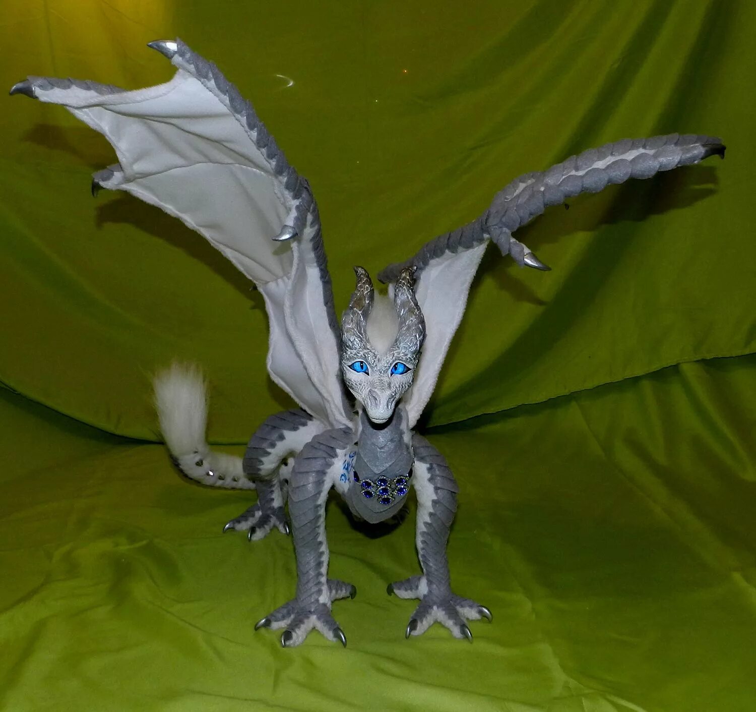 Дракон игрушка подвижная. Игрушка дракон ручной работы. Игрушка дракон ручной работы. Золотая драконица злата. Ручной дракон.