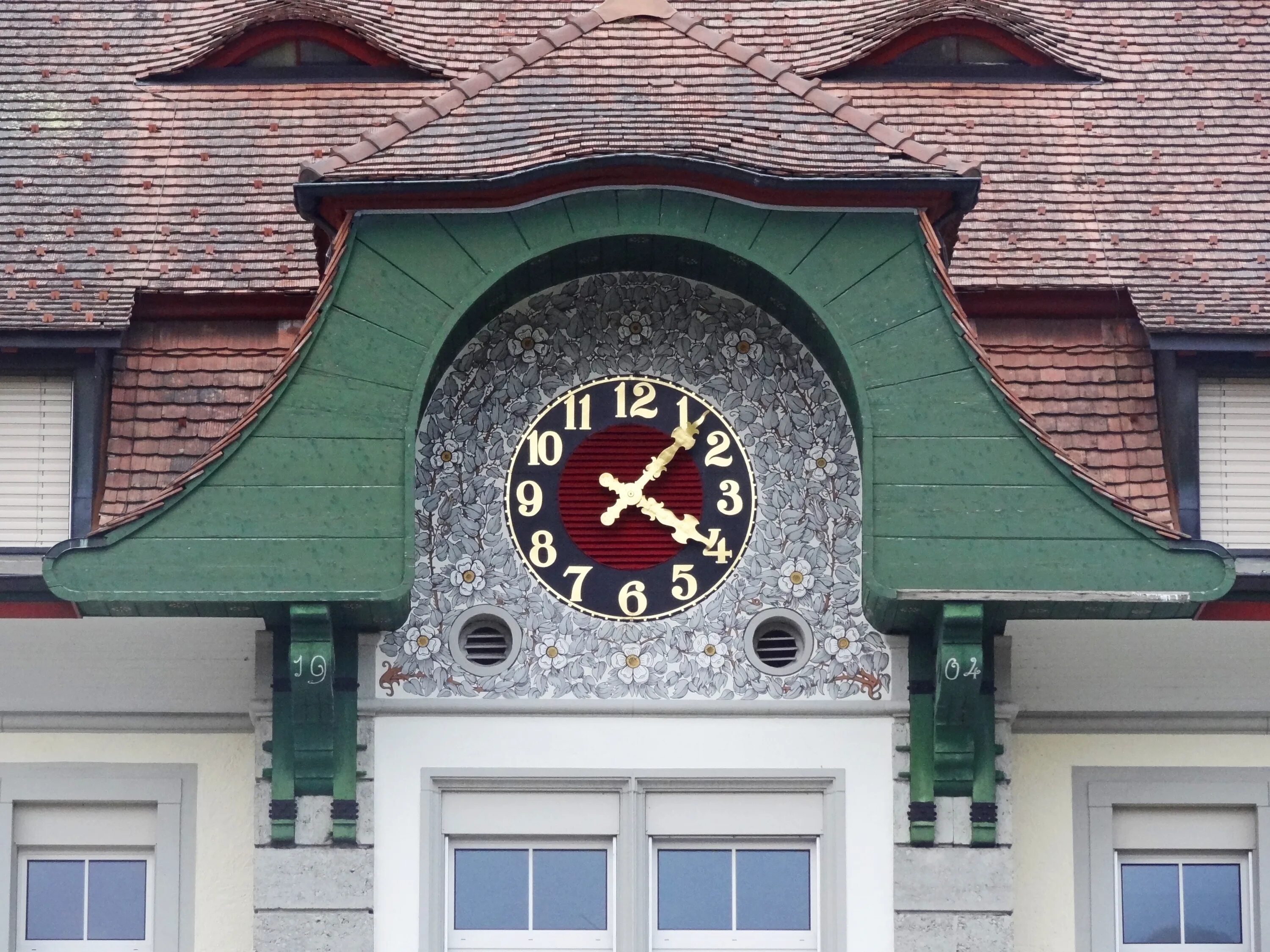 Уличные часы. Уличные часы на фасад. Часы на фасад здания. Фасад здания с часами.