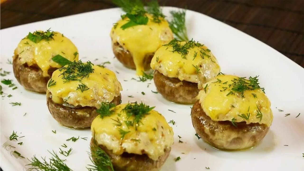 Шампиньоны в духовке с ножками сыром. Фаршированные грибы шампиньоны в духовке. шампиньоны фаршированные фаршем запеченные. шампиньоны фаршированные рататуем. фаршированные грибы шампиньоны с фаршем.