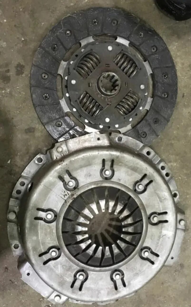 Сцепление берет. Ваз 2110 сцепление берет с низу. Сцепление 9676770880. Сцепление берет. 16 068 877 80 сцепление.