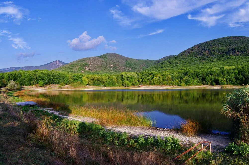 Озеро в кизиловом байдарская долина. Крымская швейцария байдарская долина. С тыловое байдарская долина. Байдарская долина севастополь. Бельбекская долина соколиное.