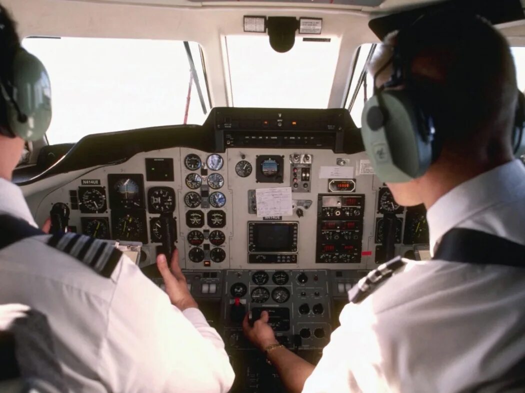 Airbus a320neo кабина. Кабина пилота самолета. Самолет управления пилота. Кабина пилотов самолета бомбардье. Cessna 172 кабина пилота.