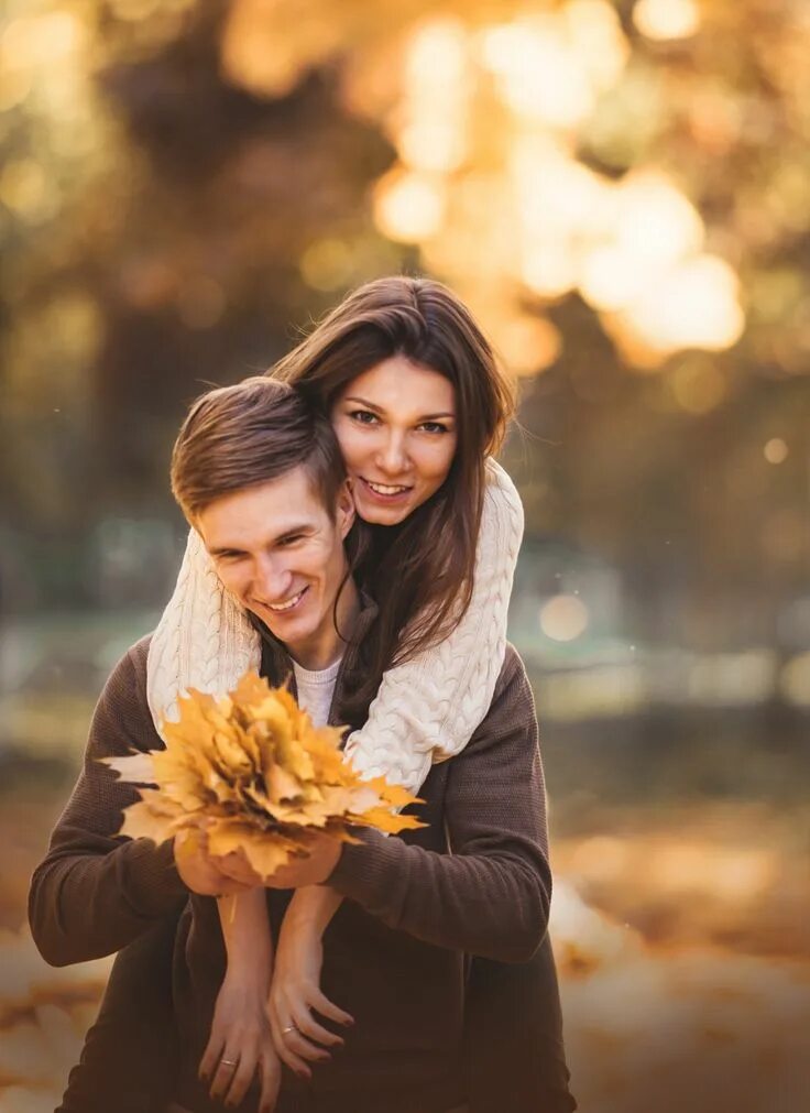 Wife love stories. Осенняя фотосессия лав стори. Осенняя фотосессия вдвоем. Осенняя фотосессия пара. Фотосессия пары осенью.