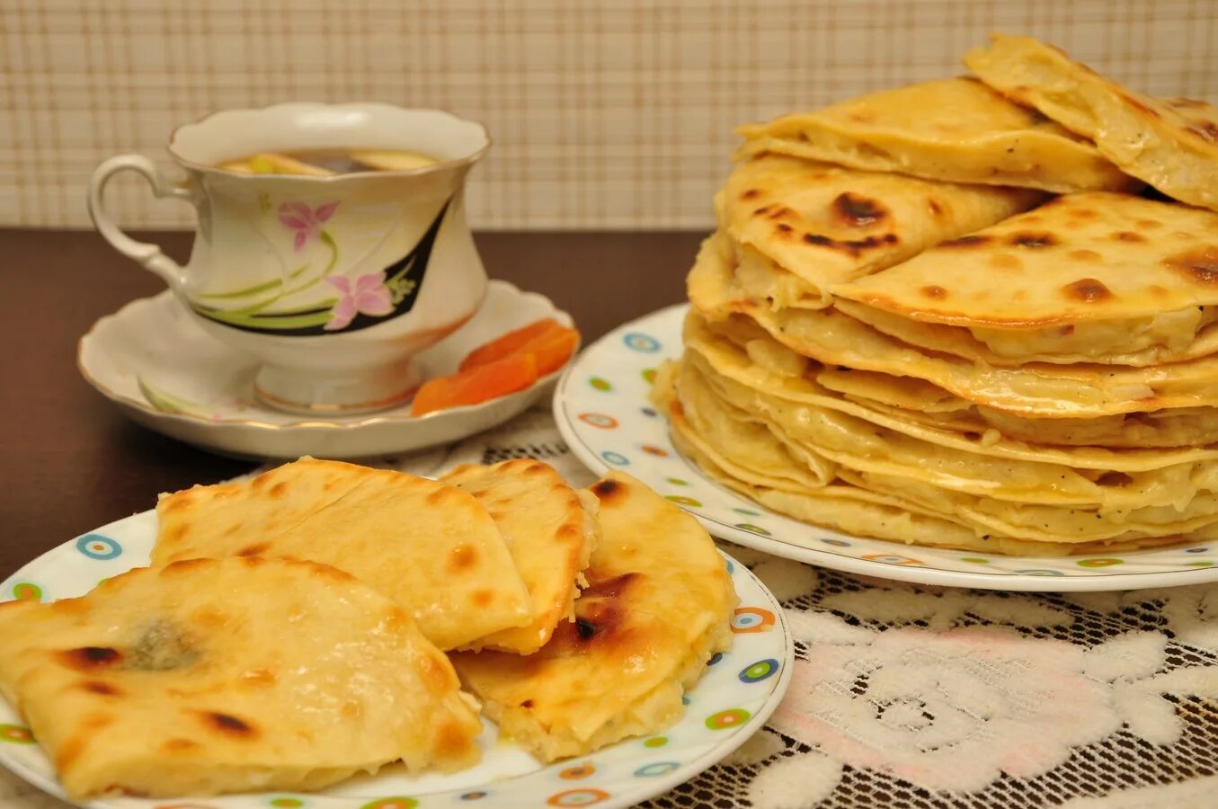 Кыстыбый на воде с картошкой рецепт. Татарская кухня кыстыбый. Татарская выпечка кыстыбый. Башкирское национальное блюдо кыстыбый. Татарские лепешки кабартма.