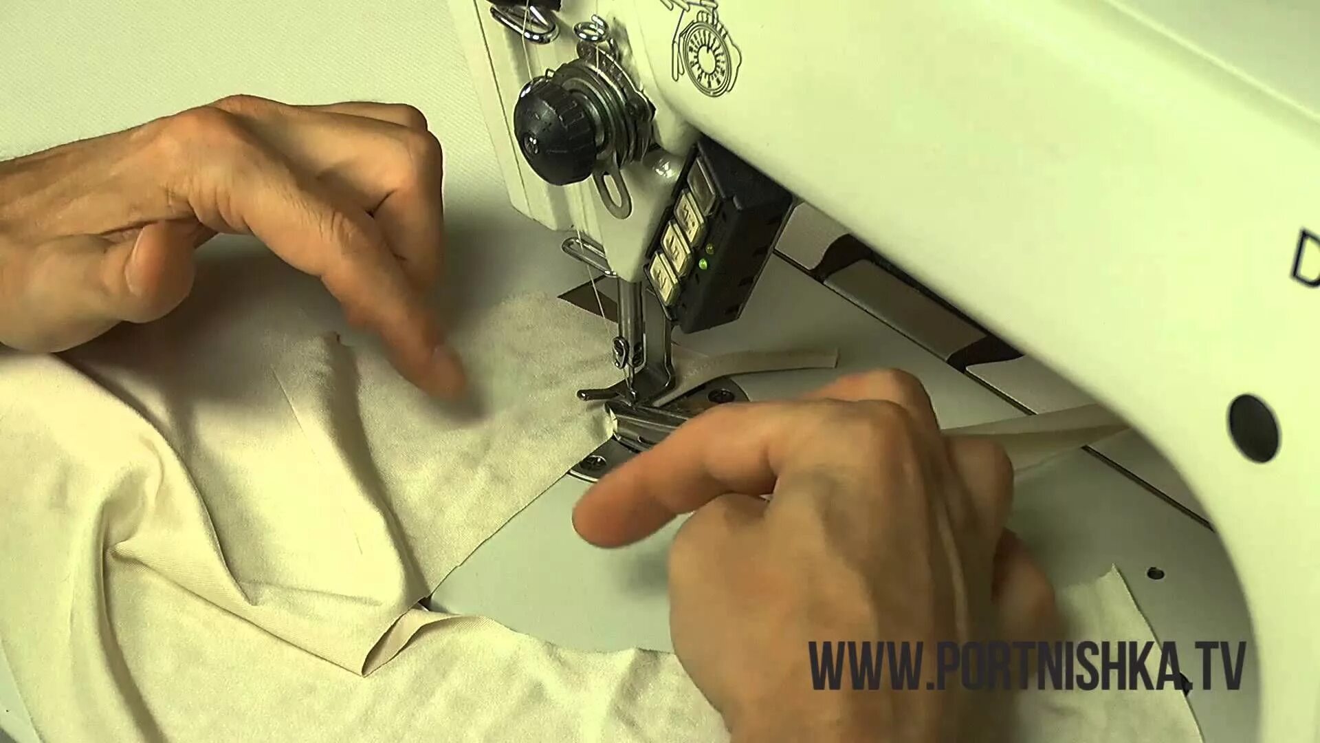 Машинка для шитья. Пошив изделия. Швея шьет. Швея. Машинка для шитья.