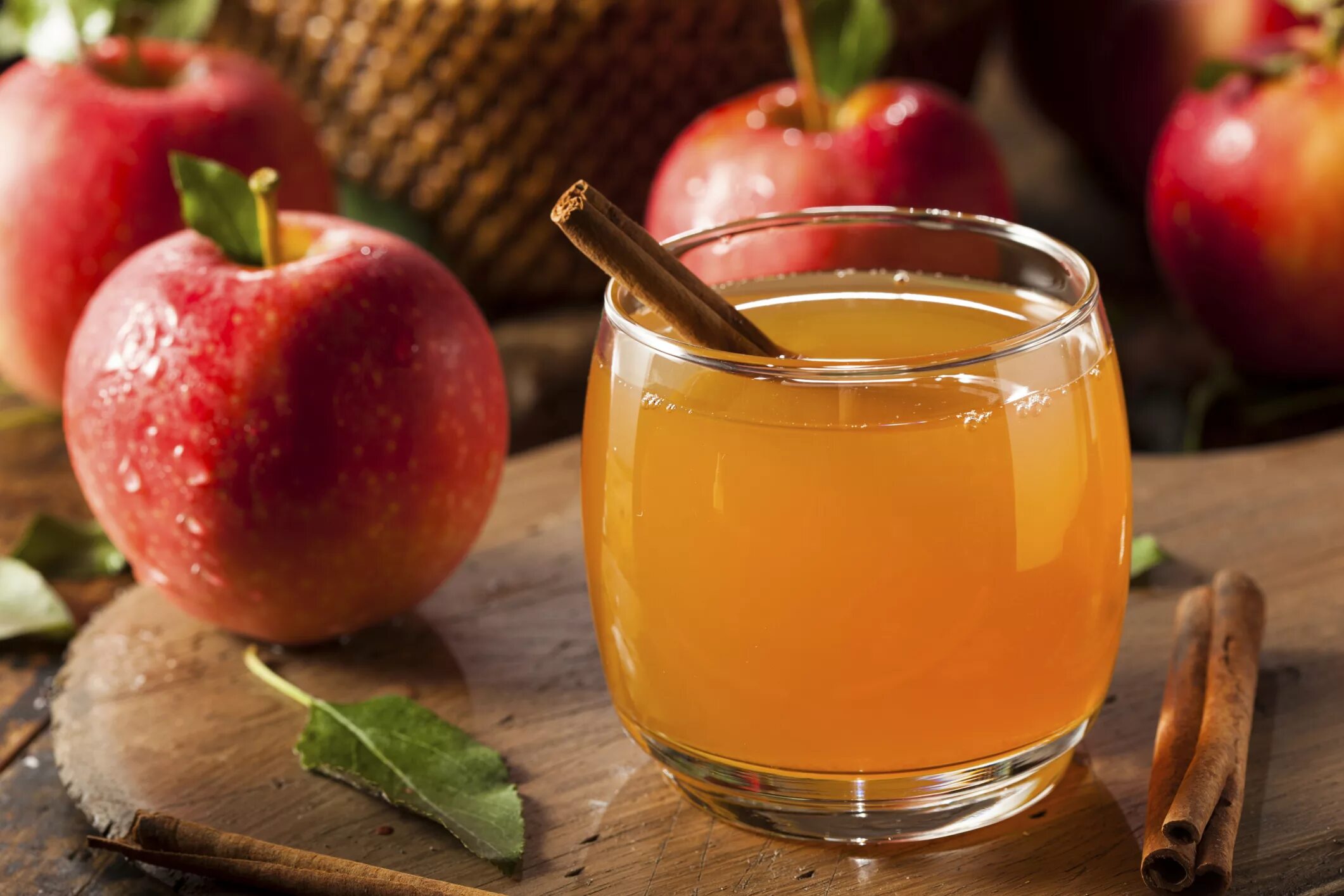 Яблоко сок польза. Горячий яблочный сидр. Сидр яблочный cidre. Яблочный сок. Яблочный сок красивый.
