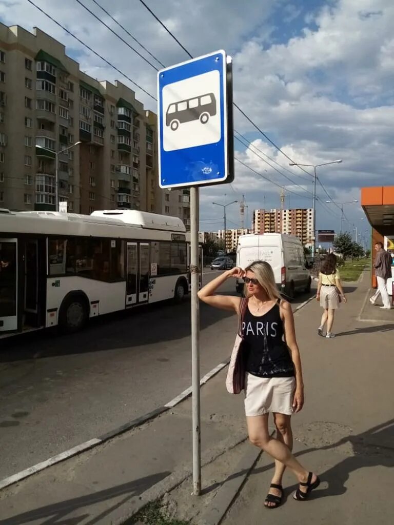 Девушка ждет автобус. Ждать автобус. Ждать на остановке. Девушка ждет на остановке. Аня ждет автобус на остановке