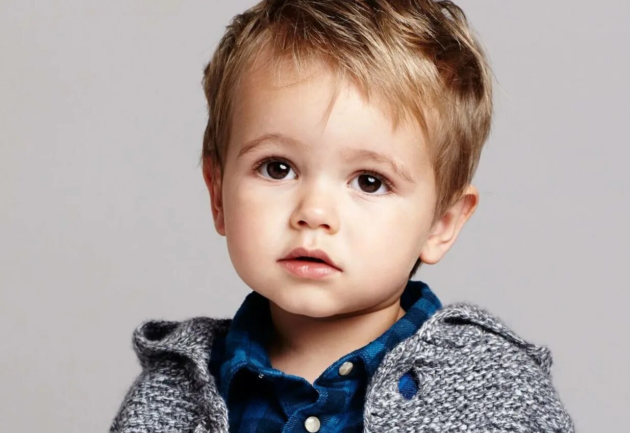 Стильные детские стрижки для мальчиков. Стрижка для мальчика 4 года. Стрижки для мальчиков 1. Стрижка для мальчика 1 год. Модные прически для маленьких мальчиков.