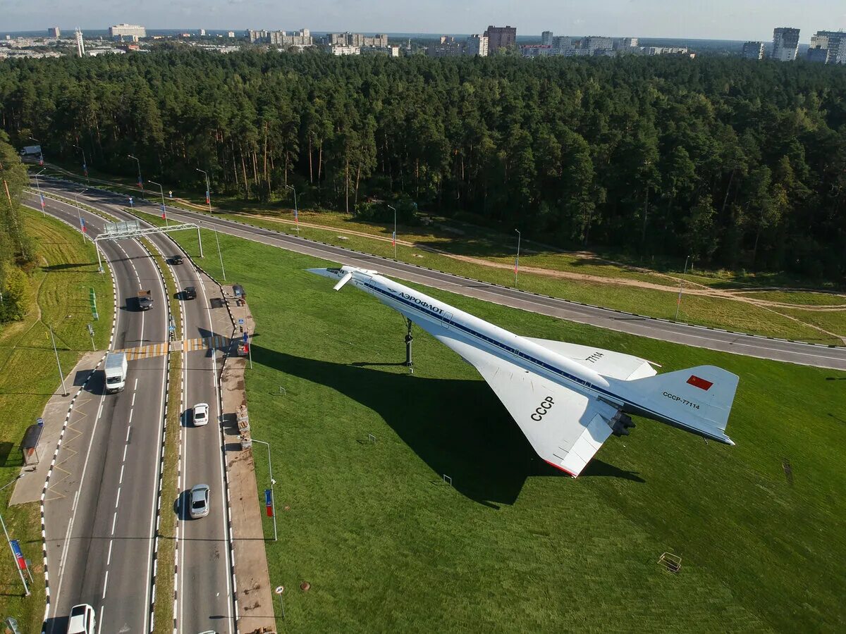 Ю г жуковский. Ту-144 в Жуковском. Жуковский самолет ту 144. Ту-144 Жуковский памятник. Самолет ту 144 в Жуковском Жуковский памятник самолет.