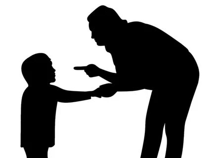 Ребенок указывает родителям