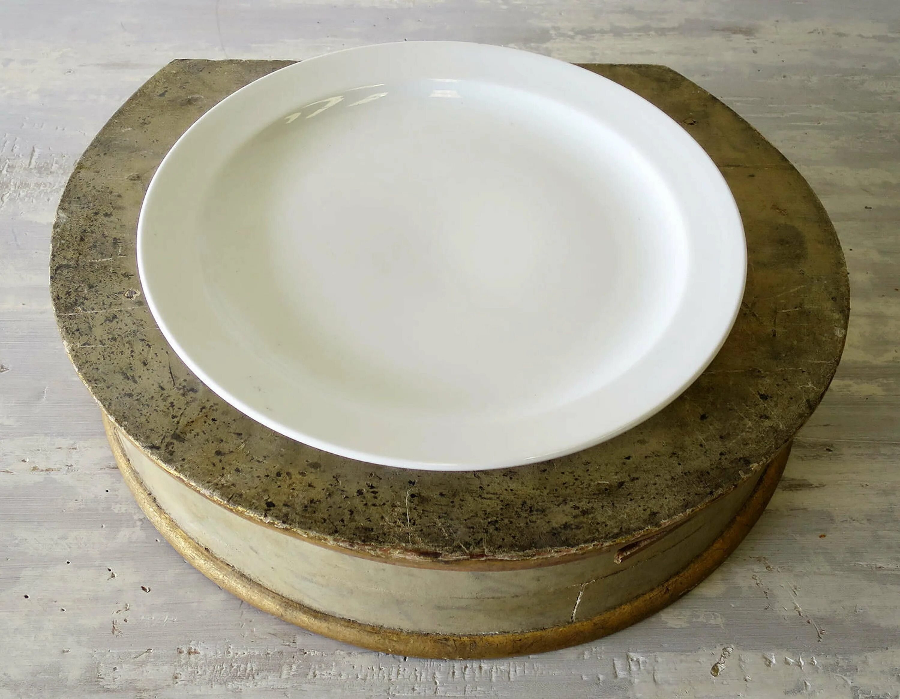 Round plate. White Porcelain Plate. Porcelain Round. Round Plate 1×1.
