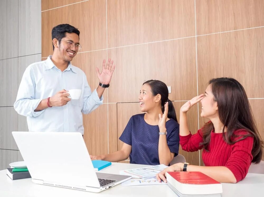 Сотрудник значок. Staff надпись. Общение людей. Staff asked. Staff asked.