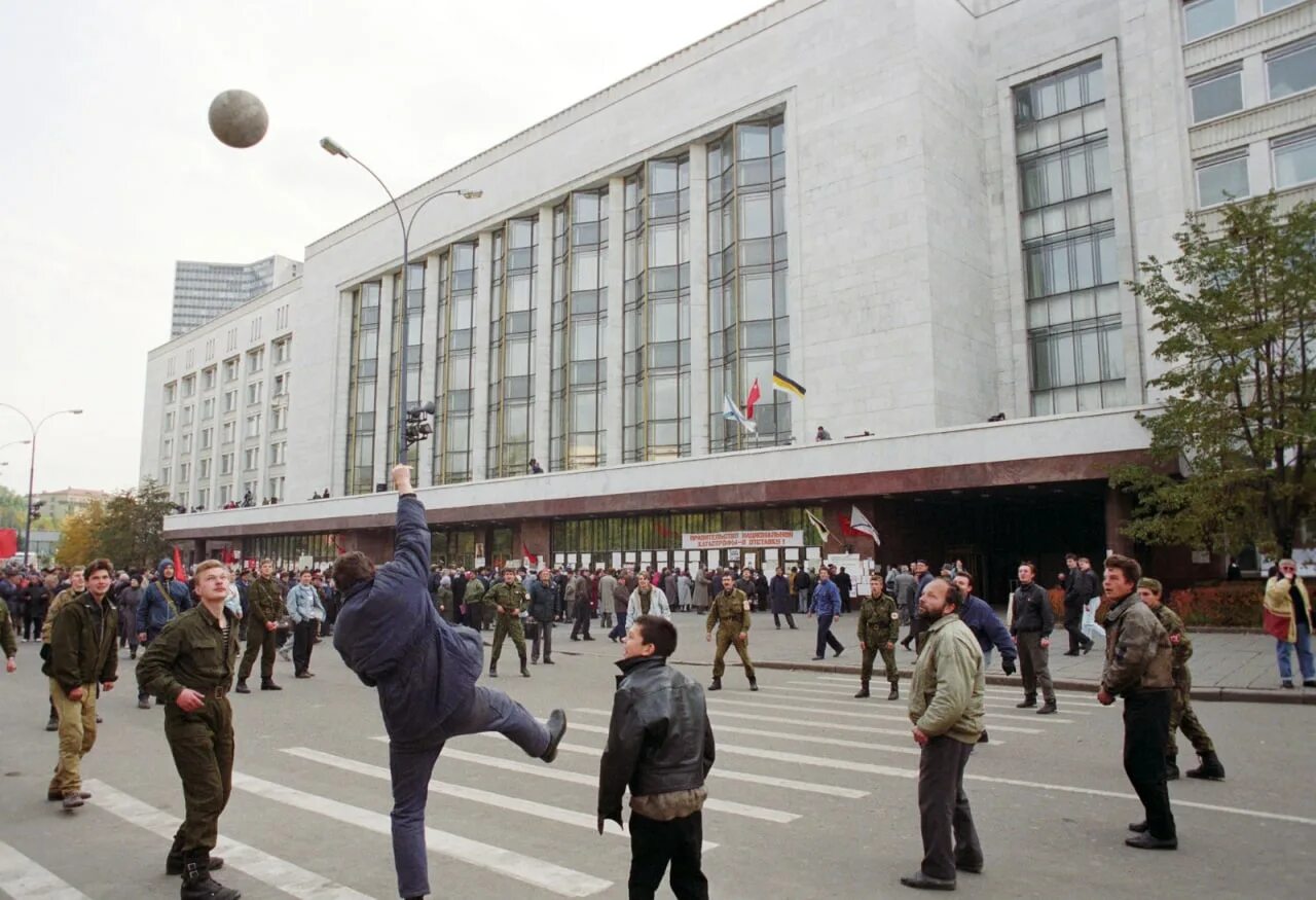 17 сентября 1993. Октябрь 1993. сентябрь 1993. белый дом 90е. рне 1993 белый дом.
