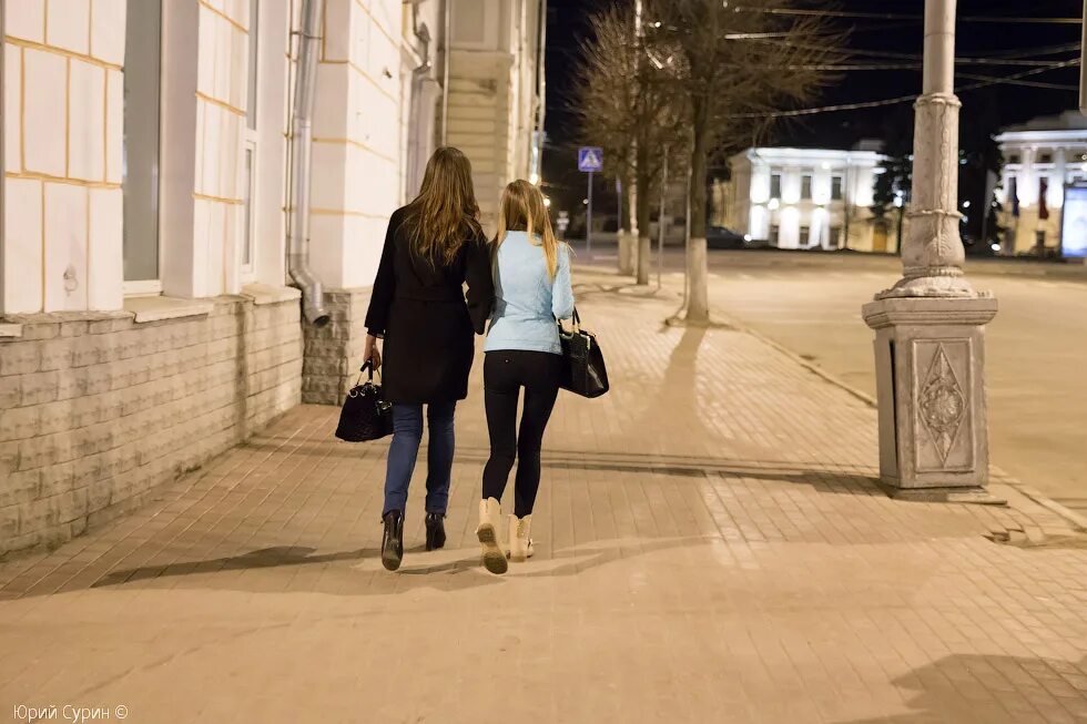 Две девушки идут. Читателя ф кривина мечта. Люди на улице тверь. Прохожие на улице. Подруги идут по улице фотосессия.