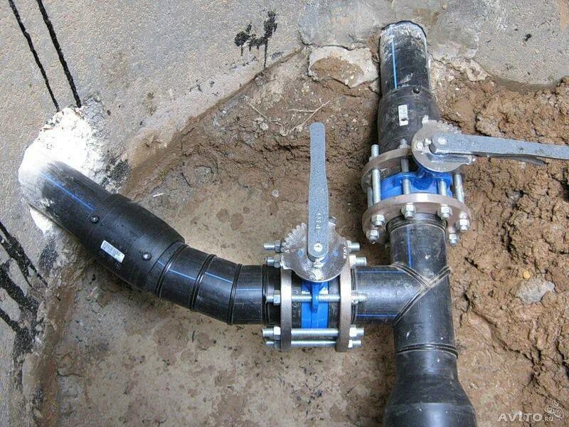 Врезка под давлением в водопровод пнд d225. Водопроводный колодец пнд 32. Соединение водопровода. Фитинги на металлопластик на водопровод. Сварка пнд трубы 110.