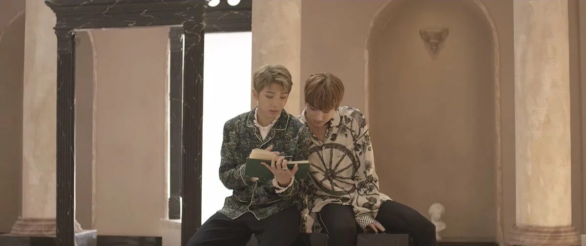 Бтс читают. Намджун blood sweat and tears. bts blood sweat and tears rm. айдолы читают книги. бтс читают книги.