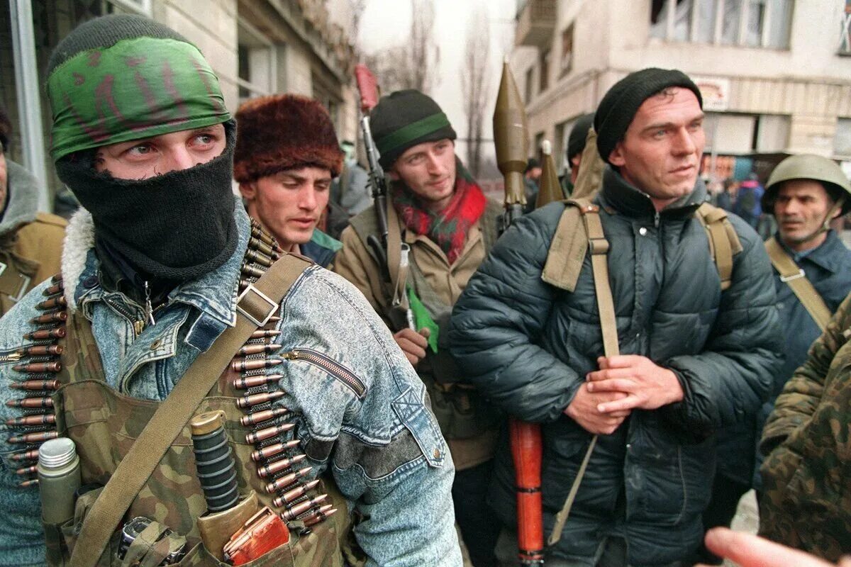 Чечня солдат 1995 Грозный боевики. Чеченские боевики Грозный 1995. Чеченские солдаты 1995 Ичкерия. Боец Чеченской Республики Ичкерия 1994.