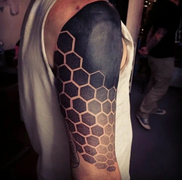 Тату блэкворк гексагон. Тату сот. Дотворк блэкворк геометрия. Стиль блэкворк. Объемные тату.