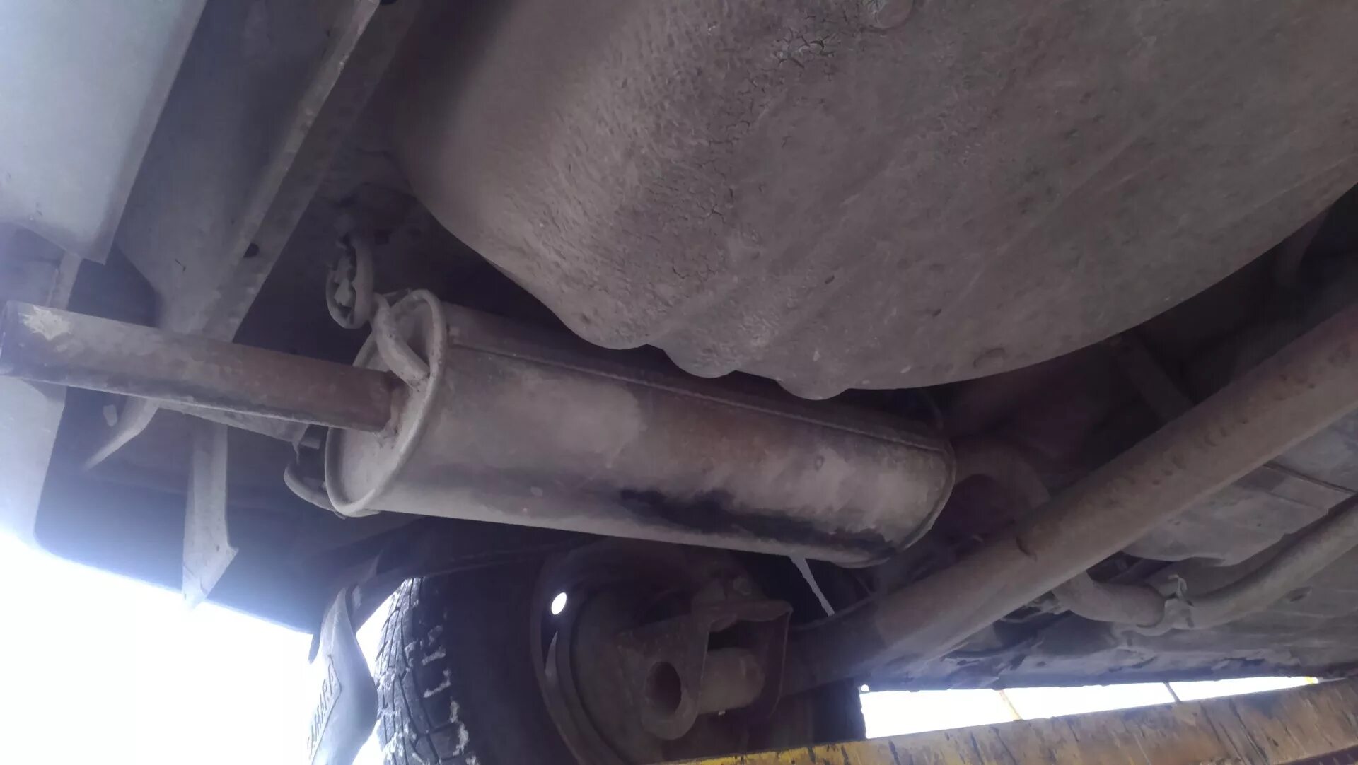 Xray выхлопная. Переделка выхлопной трубы ока. Выхлопная система уаз патриот 2014 года. Шум от глушителя автомобиль. Крепление глушителя уаз патриот 2016.