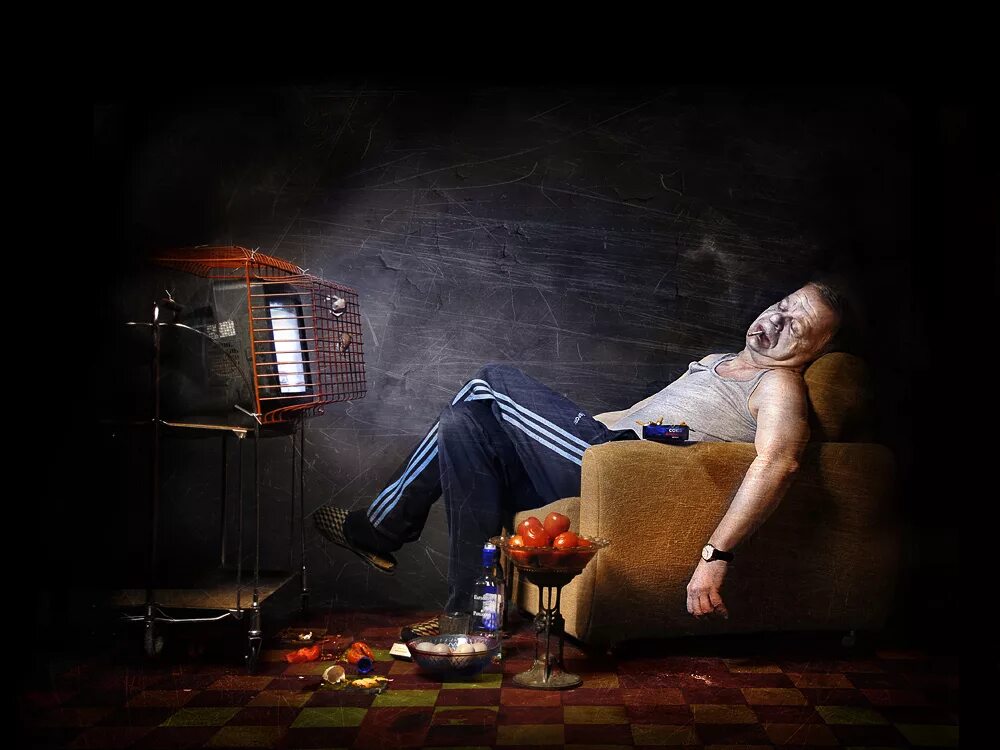 Спать отключи телевизор. Человек телевизор. Мужчина на диване с пивом.