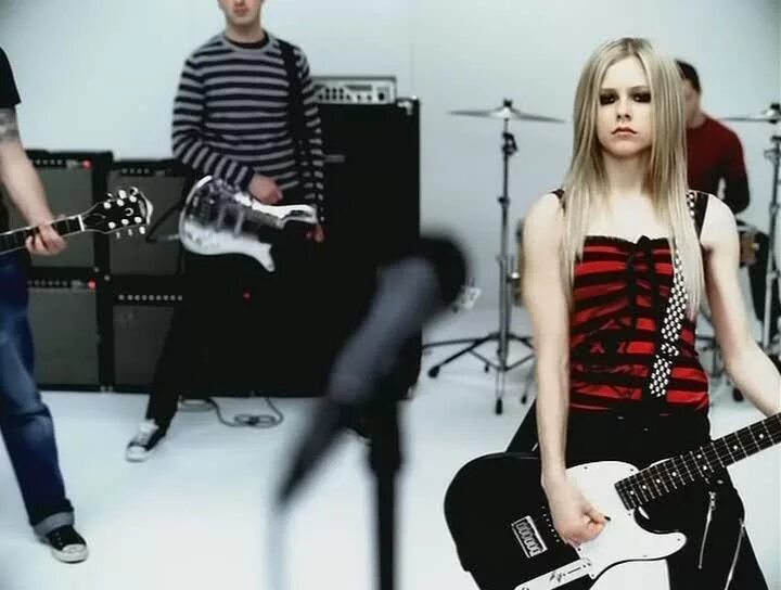 He wasn t used. Аврил Лавин 2003. Аврил Лавин he wasn't. Avril Lavigne he wasn't. Mars & avril movie.