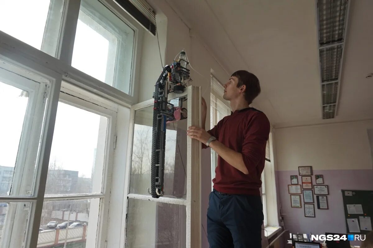 Почему мойщик окон не поднимается вверх. Промышленный альпинизм. Почему мойщик окон не поднимается вверх. Мойка окон и фасадов зданий. Мытье окон снаружи.