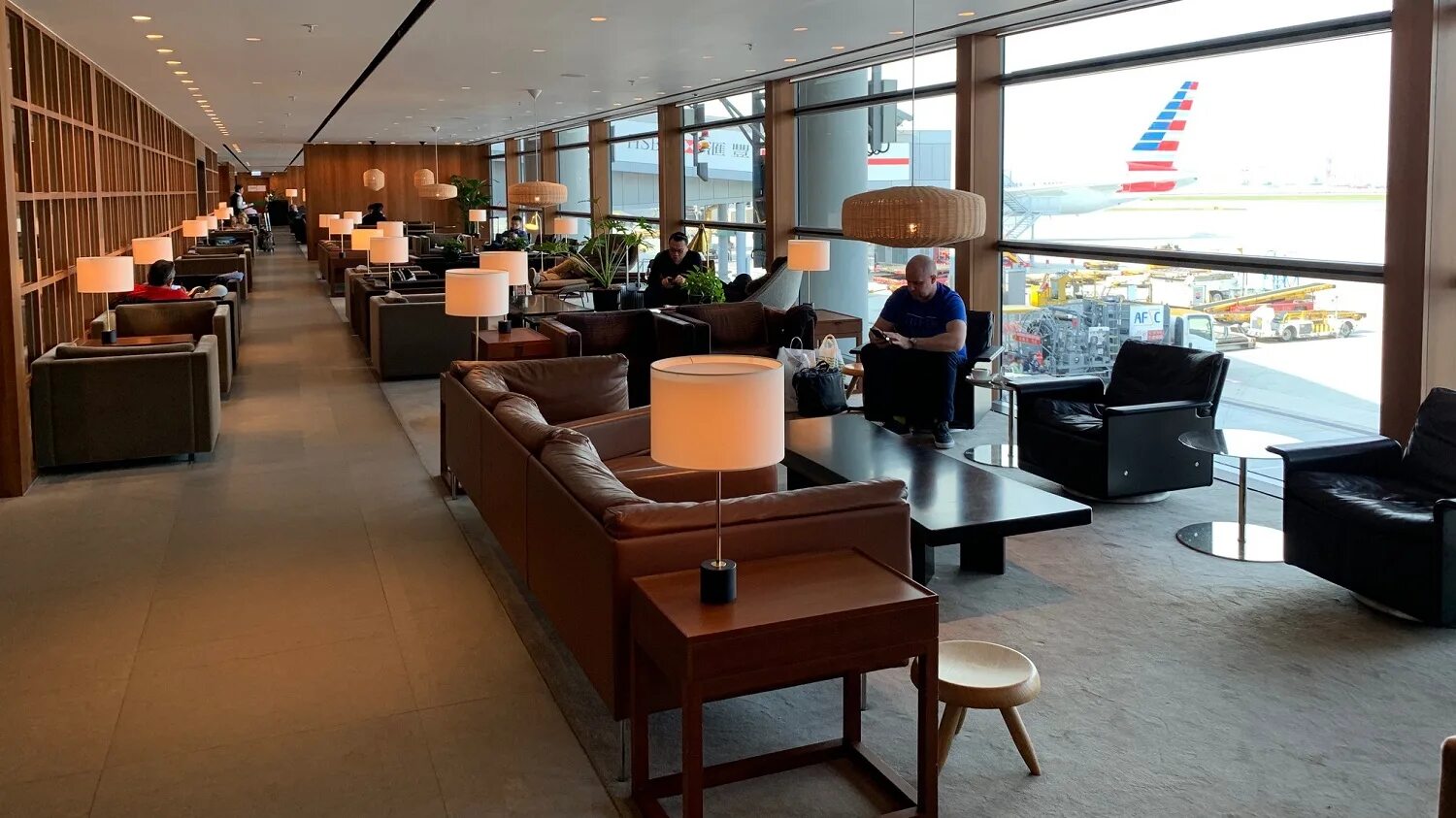 Бизнес залы аэропорта бангкок. Кофе в аэропорту. Cathay Pacific Lounge Гонконг. Аэропорт Домодедово бизнес класс. Шарджа аэропорт бизнес лаунж.