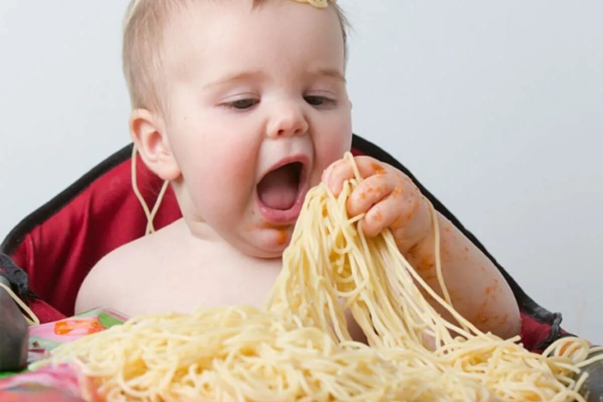 Люди едят детей. Кушать макароны. Человек ест макароны. Ребенок ест макароны. Кушает спагетти.