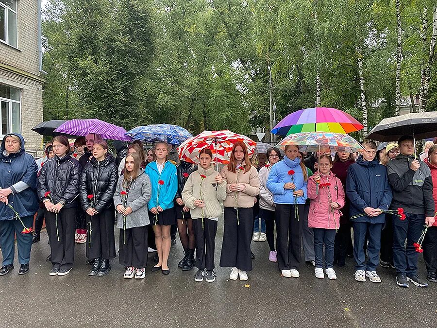 Школа 42 брянск. Школа 32 брянск. школа 54 брянск открытие доски.