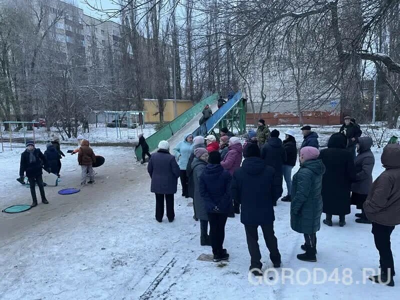 Новости липецка город 48. Зимние горки во дворе. Горка на улицу. Микрорайон горка. Благоустройство Башкирский двор зимой.